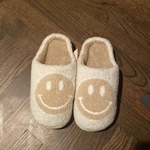 altar’s state beige smiley face slippers